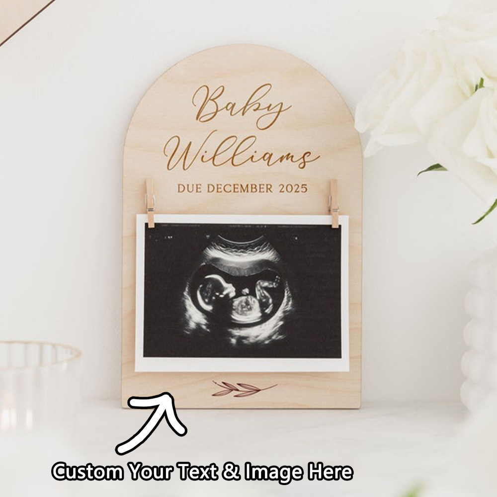 Engraved Wood Frame - Personalisiertes Schwangerschaftsankündigungsschild | Holzschild „ Due