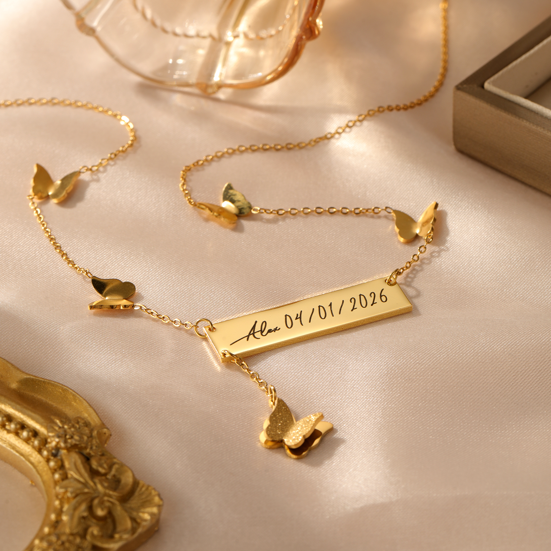 Handwriting Necklace Bar - Personalisierte Schmetterling-Namenskette mit Handgeschriebener Datumsgravur, Vergoldeter