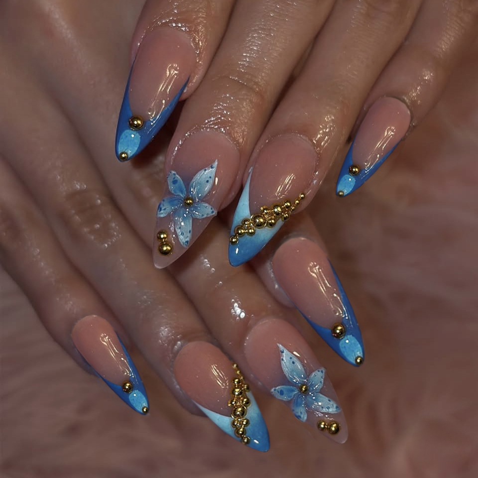 Pressed Flower Art - Künstliche Nägel in Nude-Tönen mit rosa-blauem